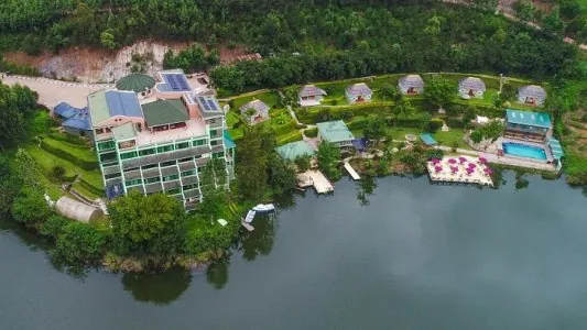 Bunyoni Safaris Resort