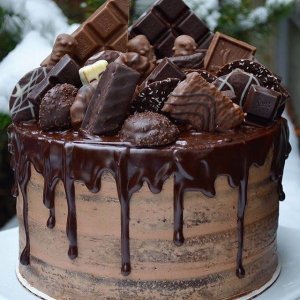 Blackberry and chocolate cakes