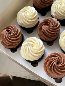 Chocolate and vanilla cupcakes 